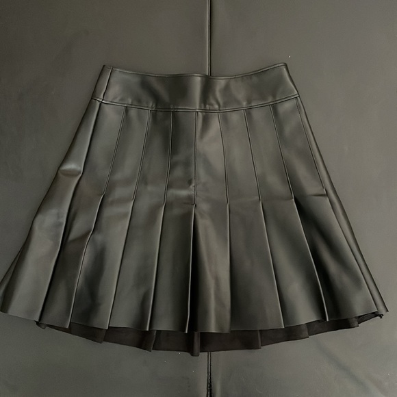 ABERCROMBIE AND FITCH VEGAN LEATHER HIGH RISE PLEATED MINI SKIRT (Faulty) - Picture 2 of 12
